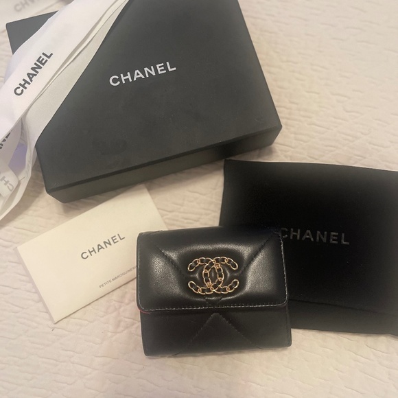 CHANEL WALLET - Picture 1 of 7